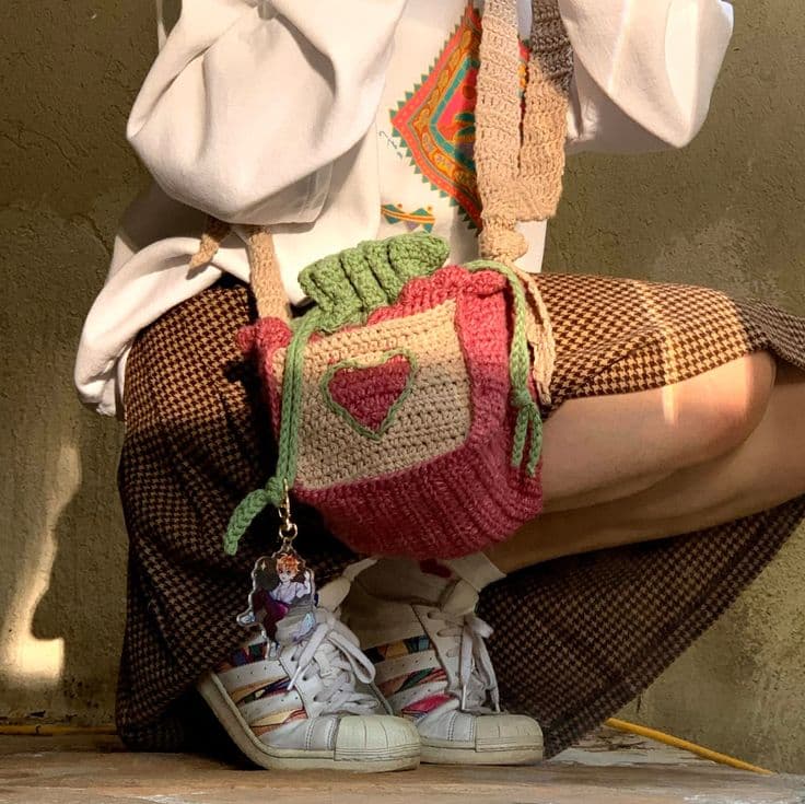 Örgü Çanta ile Ne Giyilir? 2026 Kombin Önerileri